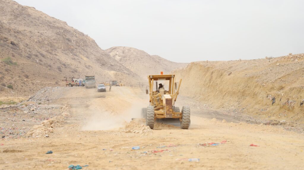 محافظ حضرموت يتفقد أعمال ردم طريق بارادم امبيخة تمهيدًا للسفلتة بطول 11 كيلومتر محافظ حضرموت يتفقد أعمال ردم طريق بارادم امبيخة تمهيدًا للسفلتة بطول 11 كيلومتر