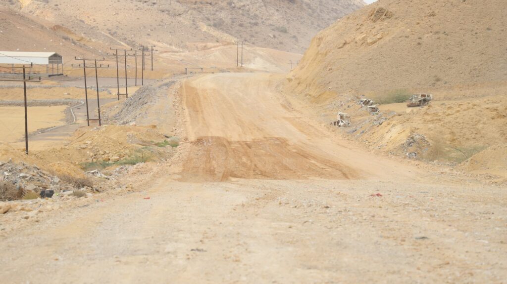 محافظ حضرموت يتفقد أعمال ردم طريق بارادم امبيخة تمهيدًا للسفلتة بطول 11 كيلومتر محافظ حضرموت يتفقد أعمال ردم طريق بارادم امبيخة تمهيدًا للسفلتة بطول 11 كيلومتر