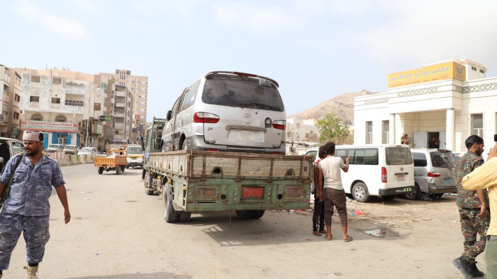 المحافظ بن ماضي يتفقد حملة إزالة مظاهر باعة القات بديس المكلا ويشدد على رفع السيارات والمظاهر المشوهة للموقع المحافظ بن ماضي يتفقد حملة إزالة مظاهر باعة القات بديس المكلا ويشدد على رفع السيارات والمظاهر المشوهة للموقع
