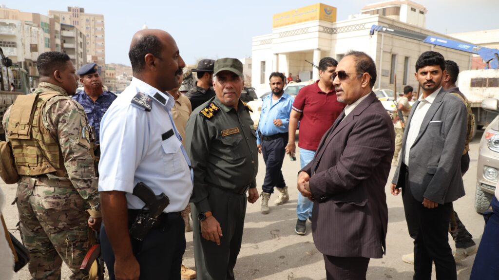 المحافظ بن ماضي يتفقد حملة إزالة مظاهر باعة القات بديس المكلا ويشدد على رفع السيارات والمظاهر المشوهة للموقع المحافظ بن ماضي يتفقد حملة إزالة مظاهر باعة القات بديس المكلا ويشدد على رفع السيارات والمظاهر المشوهة للموقع