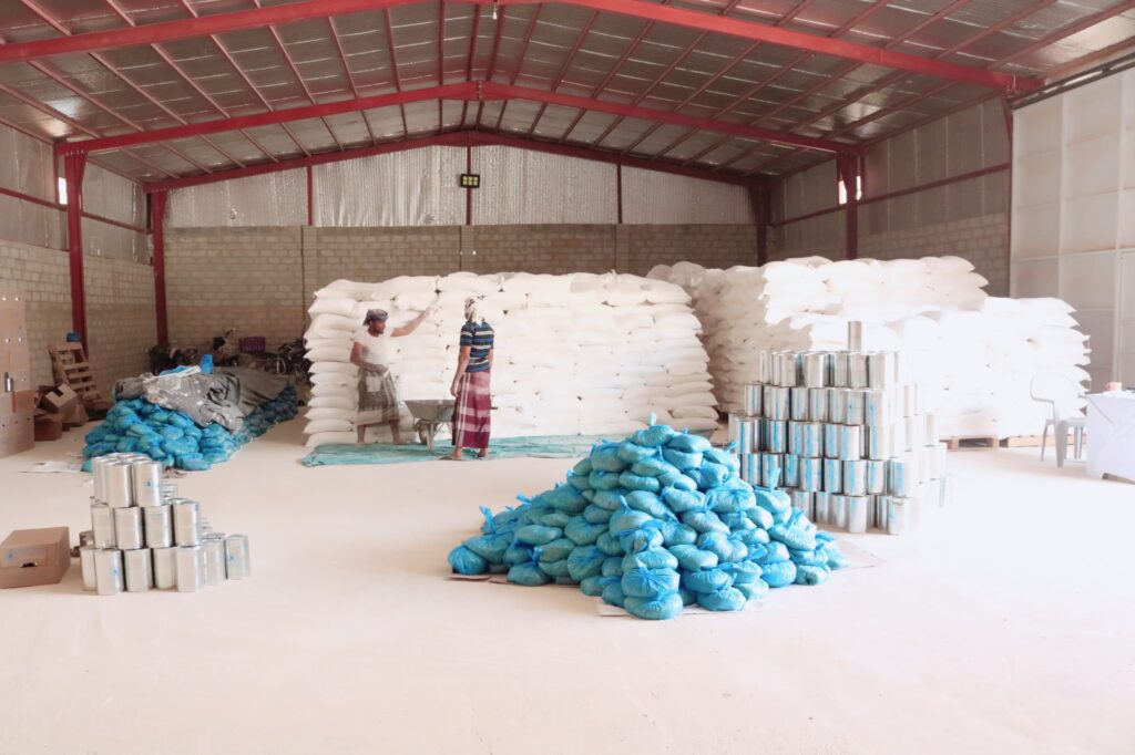 مدير عام سيئون يدشن استئناف توزيع المساعدات الغذائية التابع لبرنامج الغذاء العالمي. مدير عام سيئون يدشن استئناف توزيع المساعدات الغذائية التابع لبرنامج الغذاء العالمي.