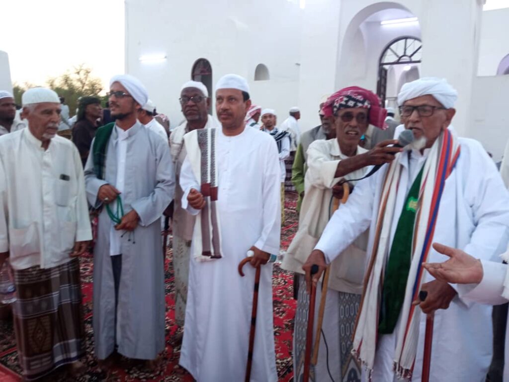 بحضور العلامة عمر بن محمد بن حفيظ بور تشهد اختتام الحولية السنوية للعلامة المنصب علي بن عبدالقادر العيدروس بحضور العلامة عمر بن محمد بن حفيظ بور تشهد اختتام الحولية السنوية للعلامة المنصب علي بن عبدالقادر العيدروس