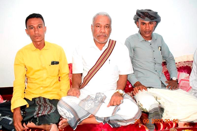 شاعر حضرموت الشعبي حسين باحارثة يحتفل بخطوبة ابنائه "عبدالله وعماد" شاعر حضرموت الشعبي حسين باحارثة يحتفل بخطوبة ابنائه "عبدالله وعماد"