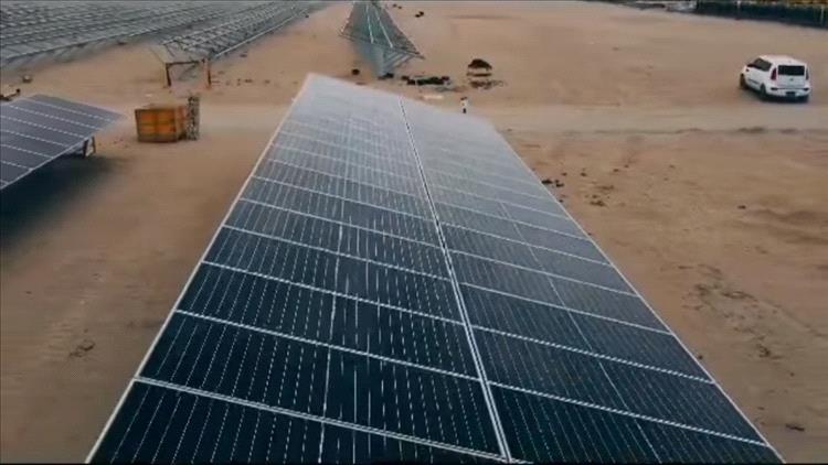 شاهد بالصور - البدء في تركيب ألواح محطة كهرباء الطاقة الشمسية الإماراتية بالعاصمة عدن شاهد بالصور - البدء في تركيب ألواح محطة كهرباء الطاقة الشمسية الإماراتية بالعاصمة عدن
