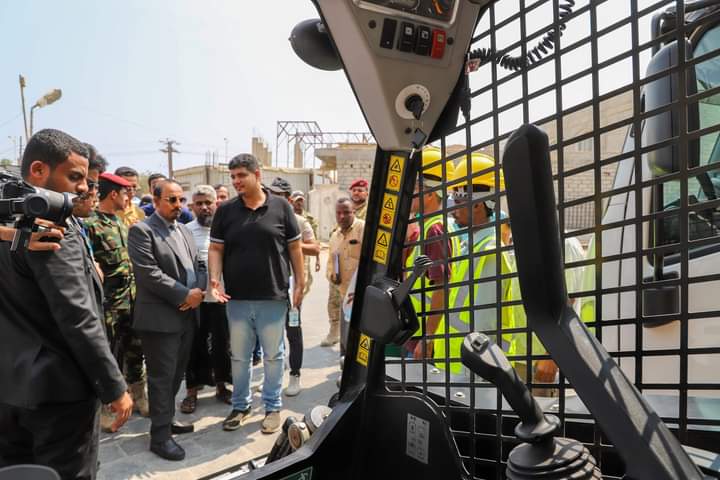 محافظ حضرموت يدشن مشروع تزويد مكتب الاشغال بمعدات لإزالة مخلفات الأمطار من الـ UNDP تحسبًا للاعصار المداري محافظ حضرموت يدشن مشروع تزويد مكتب الاشغال بمعدات لإزالة مخلفات الأمطار من الـ UNDP تحسبًا للاعصار المداري