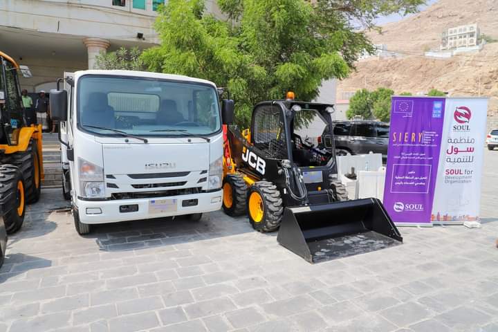 محافظ حضرموت يدشن مشروع تزويد مكتب الاشغال بمعدات لإزالة مخلفات الأمطار من الـ UNDP تحسبًا للاعصار المداري محافظ حضرموت يدشن مشروع تزويد مكتب الاشغال بمعدات لإزالة مخلفات الأمطار من الـ UNDP تحسبًا للاعصار المداري