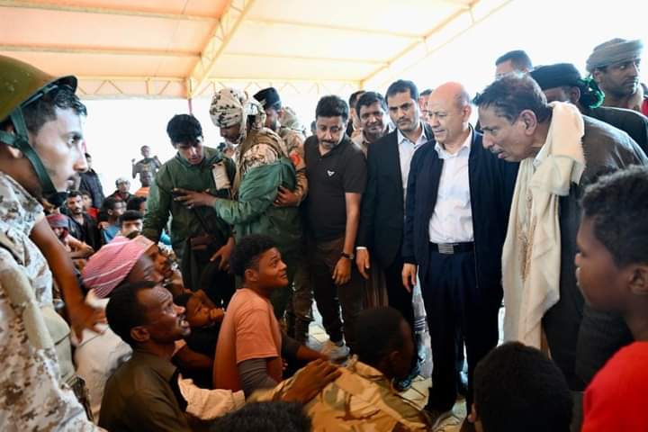 رئيس مجلس القيادة الرئاسي يزور بعض المناطق المتضررة من الاعصار المداري رئيس مجلس القيادة الرئاسي يزور بعض المناطق المتضررة من الاعصار المداري
