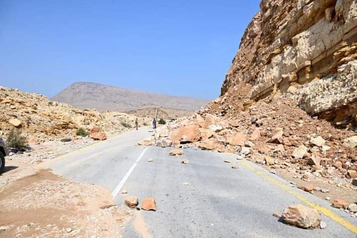 رئيس مجلس القيادة الرئاسي يتفقد المناطق المتضررة من الاعصار المداري رئيس مجلس القيادة الرئاسي يتفقد المناطق المتضررة من الاعصار المداري