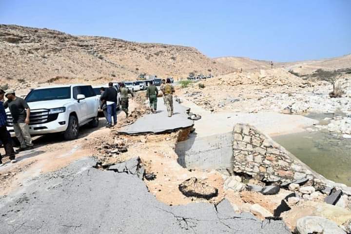 رئيس مجلس القيادة الرئاسي يتفقد المناطق المتضررة من الاعصار المداري رئيس مجلس القيادة الرئاسي يتفقد المناطق المتضررة من الاعصار المداري