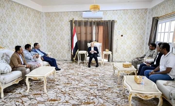 رئيس مجلس القيادة الرئاسي يتفقد المناطق المتضررة من الاعصار المداري رئيس مجلس القيادة الرئاسي يتفقد المناطق المتضررة من الاعصار المداري