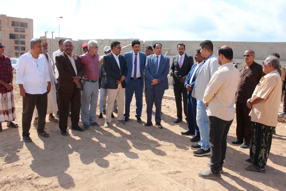 وزير الشباب والرياضة وأمين عام محلي حضرموت يتفقدان عدداً من المشاريع والمنشآت الرياضية بالمكلا وزير الشباب والرياضة وأمين عام محلي حضرموت يتفقدان عدداً من المشاريع والمنشآت الرياضية بالمكلا