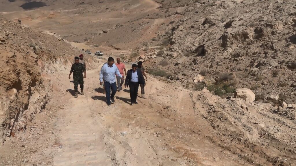 شاهد بالصور … محافظ حضرموت يتفقّد عددًا من مشاريع الطرق والمسارات الجديدة بمدينة المكلا شاهد بالصور … محافظ حضرموت يتفقّد عددًا من مشاريع الطرق والمسارات الجديدة بمدينة المكلا