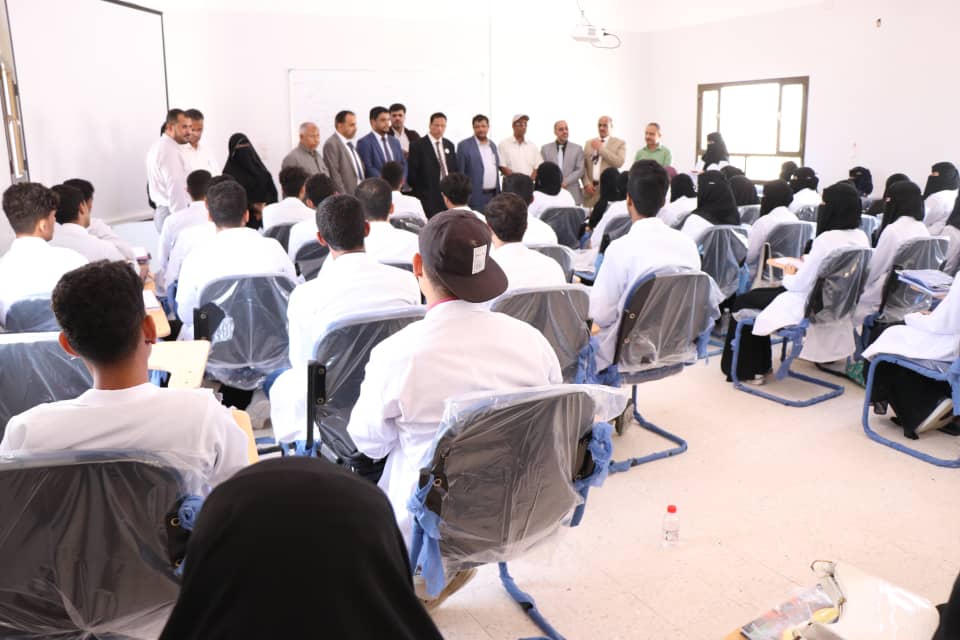 محافظ المهرة ورئيس جامعة المهرة يفتتحان أربع كليات ويدشنان بداية العام الدراسي في عدد من الأقسام الجديدة. محافظ المهرة ورئيس جامعة المهرة يفتتحان أربع كليات ويدشنان بداية العام الدراسي في عدد من الأقسام الجديدة.