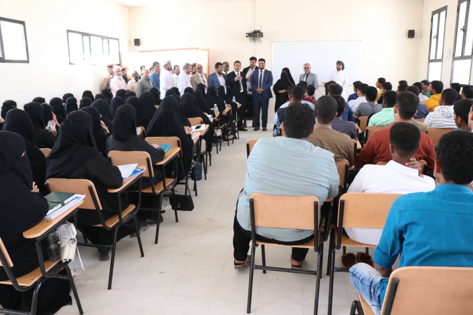 محافظ المهرة ورئيس جامعة المهرة يفتتحان أربع كليات ويدشنان بداية العام الدراسي في عدد من الأقسام الجديدة. محافظ المهرة ورئيس جامعة المهرة يفتتحان أربع كليات ويدشنان بداية العام الدراسي في عدد من الأقسام الجديدة.