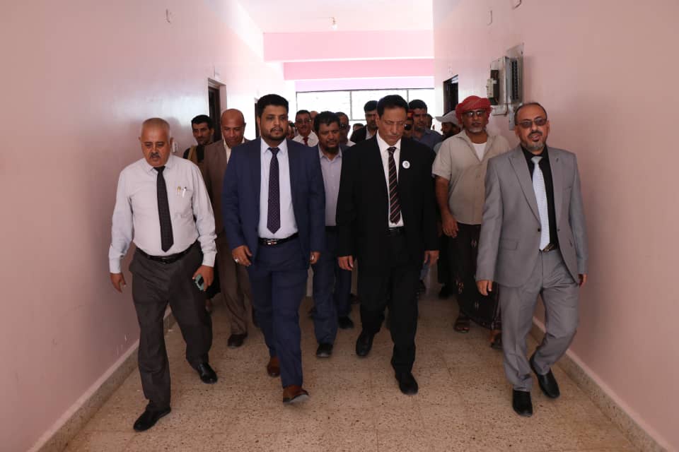 محافظ المهرة ورئيس جامعة المهرة يفتتحان أربع كليات ويدشنان بداية العام الدراسي في عدد من الأقسام الجديدة. محافظ المهرة ورئيس جامعة المهرة يفتتحان أربع كليات ويدشنان بداية العام الدراسي في عدد من الأقسام الجديدة.