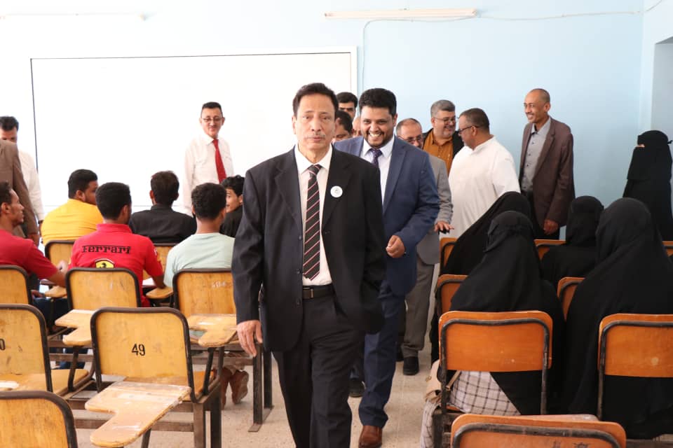 محافظ المهرة ورئيس جامعة المهرة يفتتحان أربع كليات ويدشنان بداية العام الدراسي في عدد من الأقسام الجديدة. محافظ المهرة ورئيس جامعة المهرة يفتتحان أربع كليات ويدشنان بداية العام الدراسي في عدد من الأقسام الجديدة.