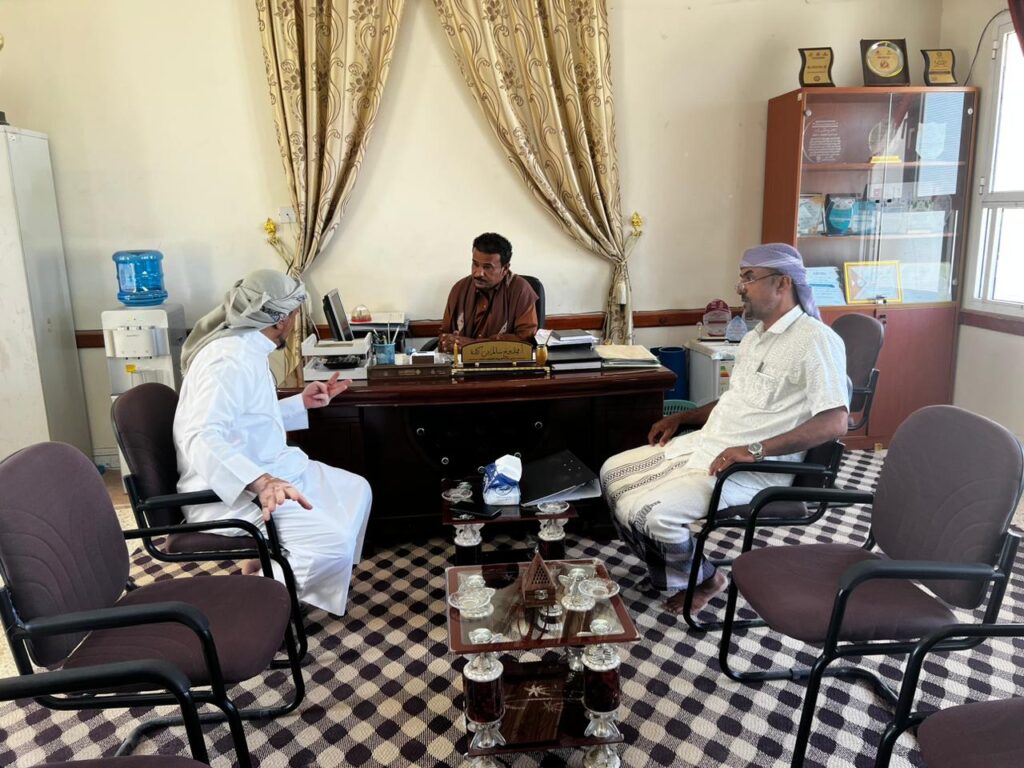 الشيخ أحمد مرعي يدعم صندوق التعليم بمديرية شبام بمليون ريال وإدارة مكتب التربية تكرمه بدرع وفاء لما يقدمه في خدمة التعليم بالمديرية. الشيخ أحمد مرعي يدعم صندوق التعليم بمديرية شبام بمليون ريال وإدارة مكتب التربية تكرمه بدرع وفاء لما يقدمه في خدمة التعليم بالمديرية.