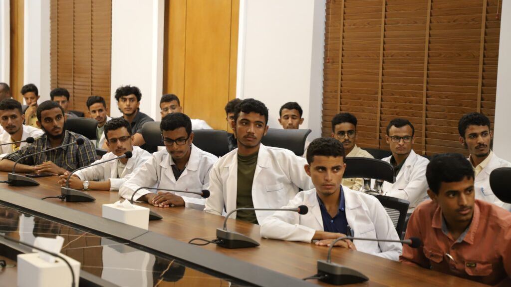 المحافظ بن ماضي يلتقي طلاب المنحة العلمية المقدمة من دولة الامارات الدارسين بكلية الطب بجامعة حضرموت المحافظ بن ماضي يلتقي طلاب المنحة العلمية المقدمة من دولة الامارات الدارسين بكلية الطب بجامعة حضرموت