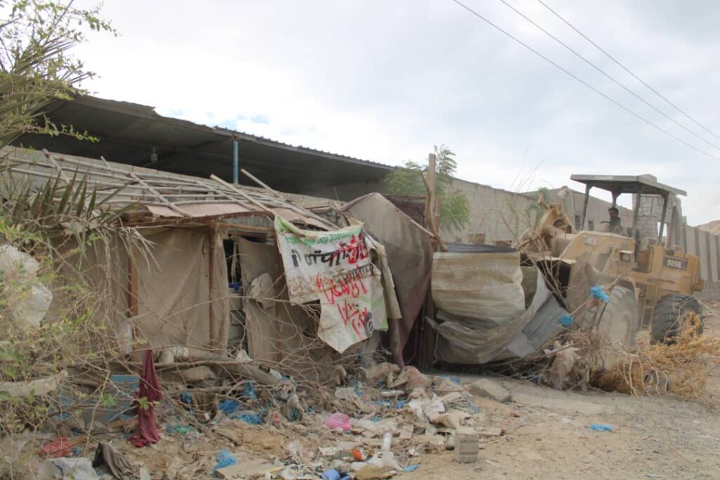 السلطة المحلية بحضرموت تنفّذ أعمال إزالة للعشوائيات ومظاهر التشوّه البصري بعاصمة المحافظة السلطة المحلية بحضرموت تنفّذ أعمال إزالة للعشوائيات ومظاهر التشوّه البصري بعاصمة المحافظة