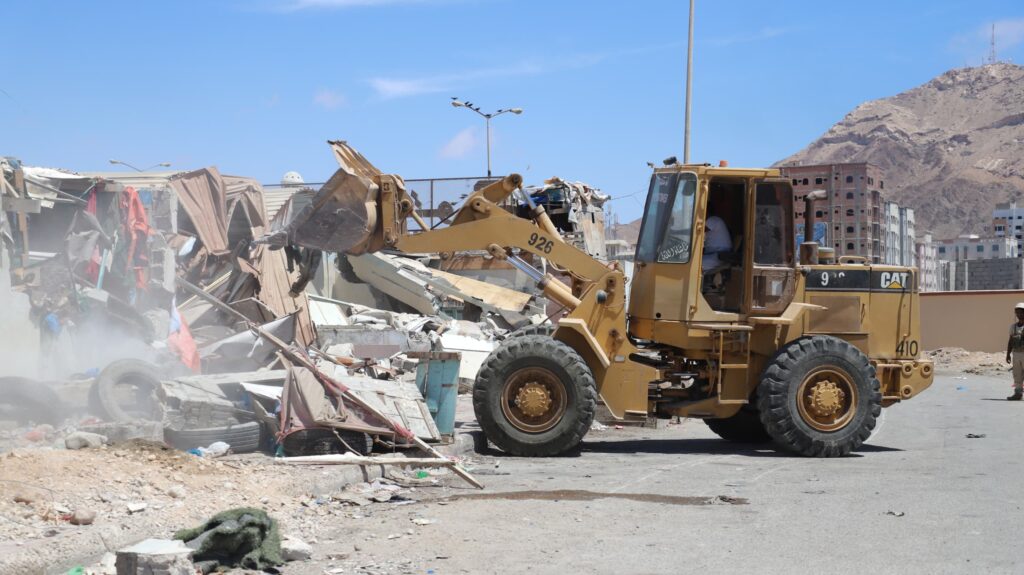 السلطة المحلية بحضرموت تنفّذ أعمال إزالة للعشوائيات ومظاهر التشوّه البصري بعاصمة المحافظة السلطة المحلية بحضرموت تنفّذ أعمال إزالة للعشوائيات ومظاهر التشوّه البصري بعاصمة المحافظة