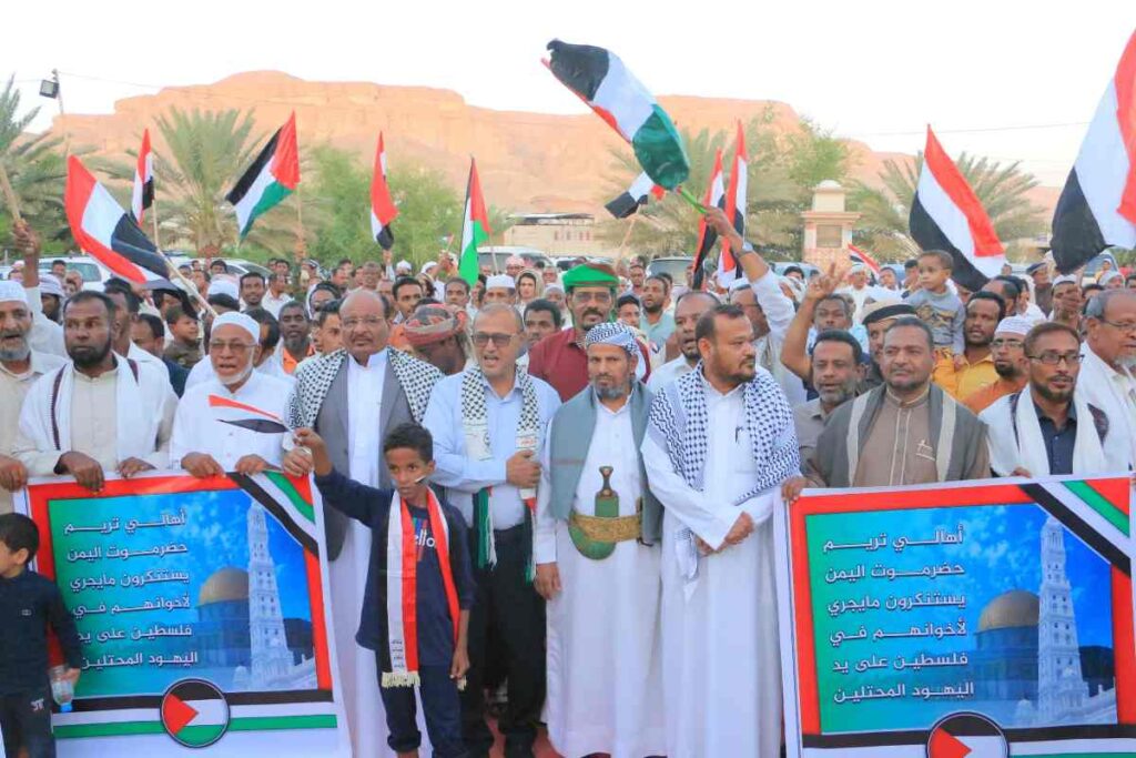 وقفة تضامنية في مدينة تريم دعما للمقاومة الفلسطينية وتنديدا بجرائم الإحتلال "شاهد الصور" وقفة تضامنية في مدينة تريم دعما للمقاومة الفلسطينية وتنديدا بجرائم الإحتلال "شاهد الصور"