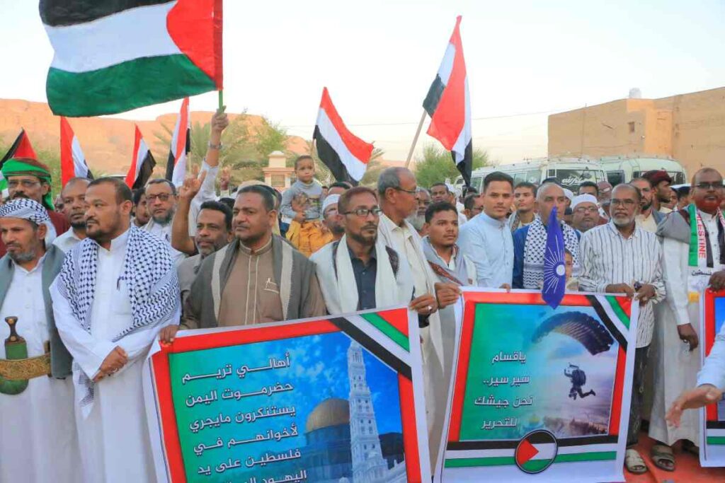 وقفة تضامنية في مدينة تريم دعما للمقاومة الفلسطينية وتنديدا بجرائم الإحتلال "شاهد الصور" وقفة تضامنية في مدينة تريم دعما للمقاومة الفلسطينية وتنديدا بجرائم الإحتلال "شاهد الصور"