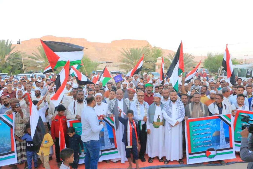 وقفة تضامنية في مدينة تريم دعما للمقاومة الفلسطينية وتنديدا بجرائم الإحتلال "شاهد الصور" وقفة تضامنية في مدينة تريم دعما للمقاومة الفلسطينية وتنديدا بجرائم الإحتلال "شاهد الصور"