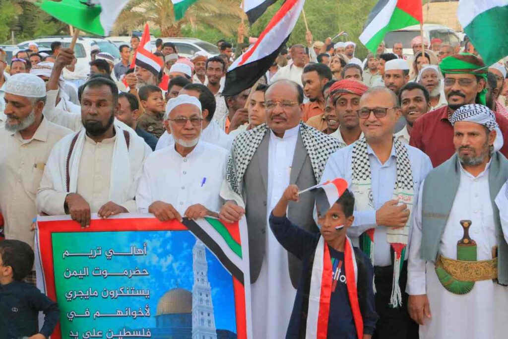 وقفة تضامنية في مدينة تريم دعما للمقاومة الفلسطينية وتنديدا بجرائم الإحتلال "شاهد الصور" وقفة تضامنية في مدينة تريم دعما للمقاومة الفلسطينية وتنديدا بجرائم الإحتلال "شاهد الصور"