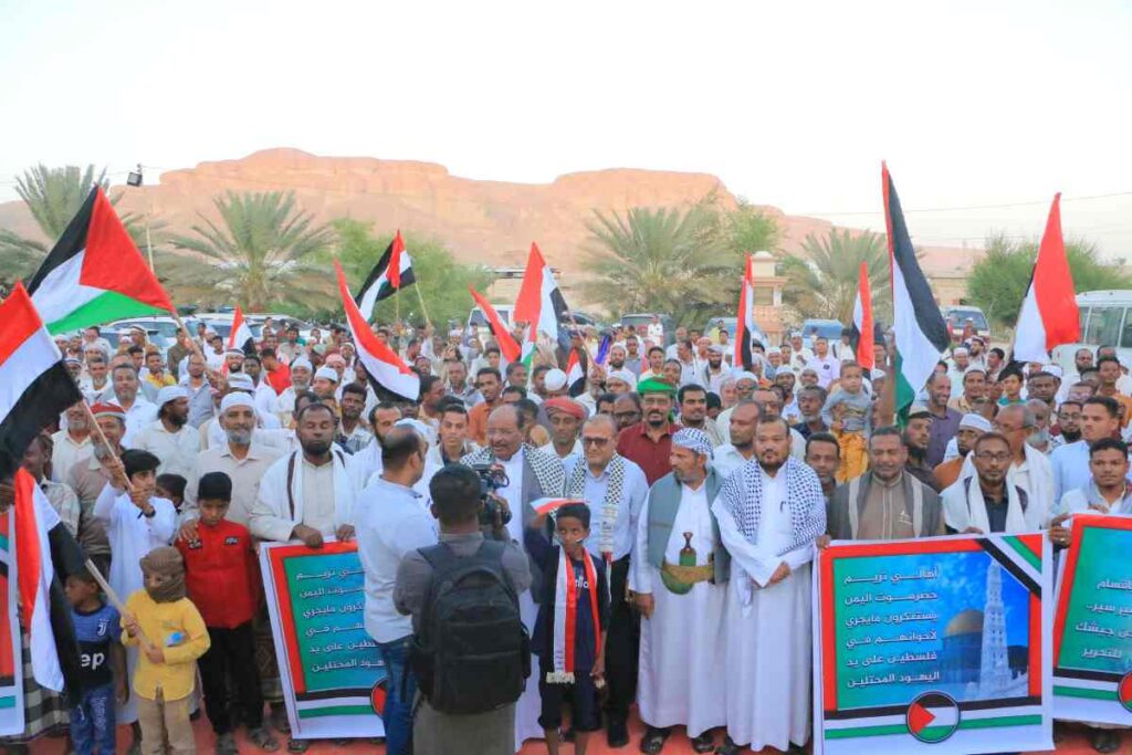 وقفة تضامنية في مدينة تريم دعما للمقاومة الفلسطينية وتنديدا بجرائم الإحتلال "شاهد الصور" وقفة تضامنية في مدينة تريم دعما للمقاومة الفلسطينية وتنديدا بجرائم الإحتلال "شاهد الصور"