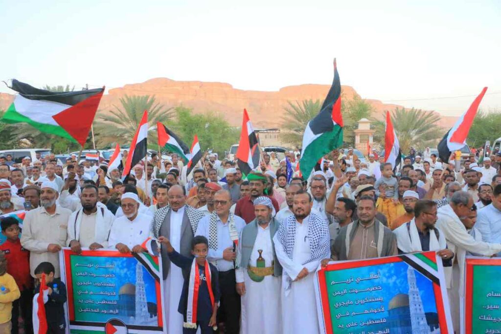 وقفة تضامنية في مدينة تريم دعما للمقاومة الفلسطينية وتنديدا بجرائم الإحتلال "شاهد الصور" وقفة تضامنية في مدينة تريم دعما للمقاومة الفلسطينية وتنديدا بجرائم الإحتلال "شاهد الصور"