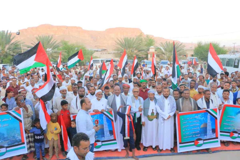 وقفة تضامنية في مدينة تريم دعما للمقاومة الفلسطينية وتنديدا بجرائم الإحتلال "شاهد الصور" وقفة تضامنية في مدينة تريم دعما للمقاومة الفلسطينية وتنديدا بجرائم الإحتلال "شاهد الصور"