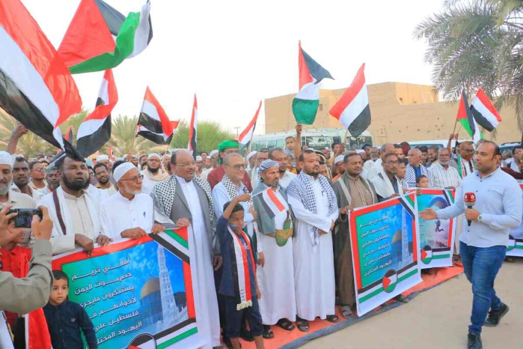 وقفة تضامنية في مدينة تريم دعما للمقاومة الفلسطينية وتنديدا بجرائم الإحتلال "شاهد الصور" وقفة تضامنية في مدينة تريم دعما للمقاومة الفلسطينية وتنديدا بجرائم الإحتلال "شاهد الصور"