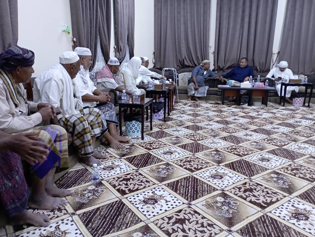 مقادمة واعضاء لجنة حافة تاربة في زيارة خاصة لوكيل محافظة حضرموت لشئون مديريات الوادي والصحراء مقادمة واعضاء لجنة حافة تاربة في زيارة خاصة لوكيل محافظة حضرموت لشئون مديريات الوادي والصحراء