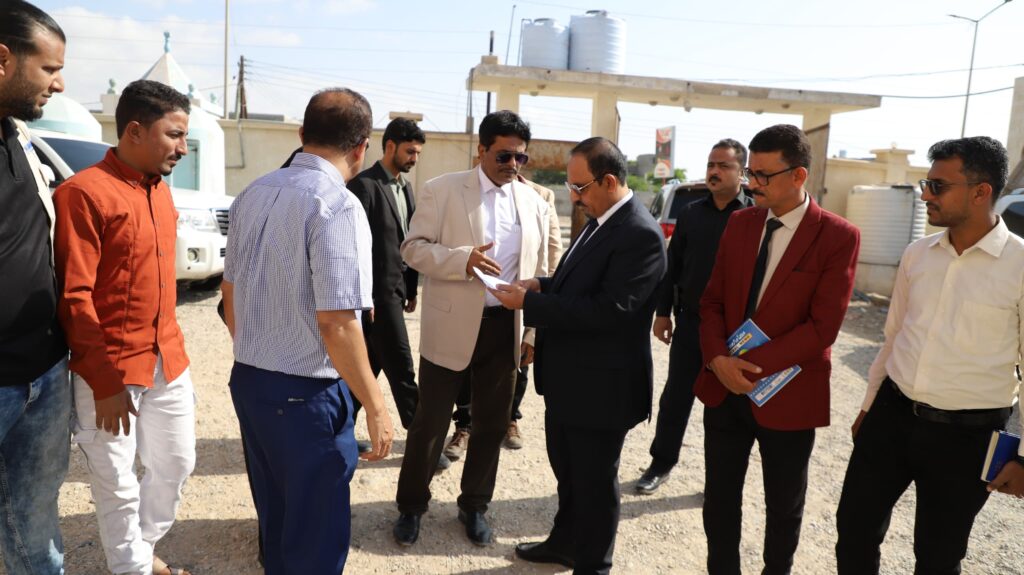 محافظ حضرموت يتفقّد أوضاع النازحين من مناطق الصراع محافظ حضرموت يتفقّد أوضاع النازحين من مناطق الصراع