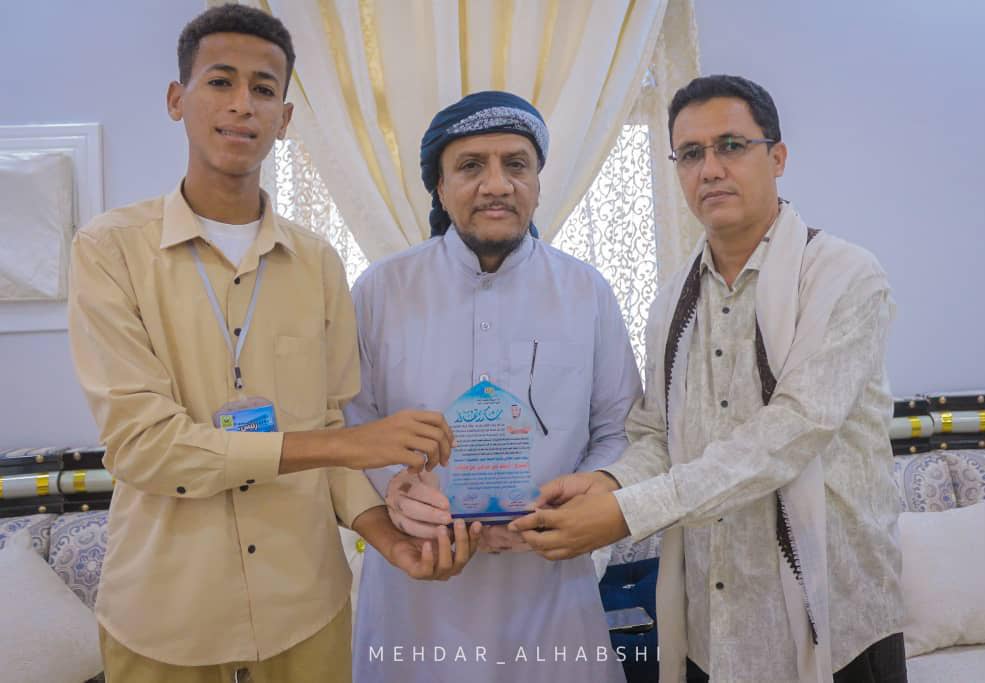 المجلس الطلابي بثانوية الحوطة للبنين مديرية شبام ينظم صباحية تضامنية مع الشعب الفلسطيني ويكرم الشيخ أحمد مرعي بن طالب المجلس الطلابي بثانوية الحوطة للبنين مديرية شبام ينظم صباحية تضامنية مع الشعب الفلسطيني ويكرم الشيخ أحمد مرعي بن طالب