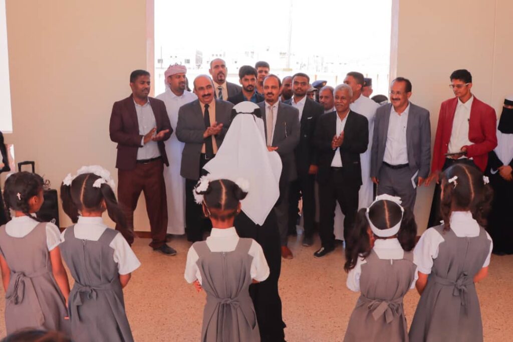 المحافظ بن ماضي يفتتح عددًا من المشاريع في قطاع التربية والتعليم بمدينة الحامي مديرية الشحر المحافظ بن ماضي يفتتح عددًا من المشاريع في قطاع التربية والتعليم بمدينة الحامي مديرية الشحر
