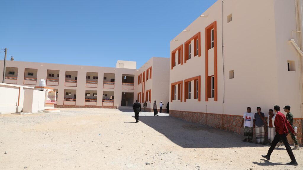 المحافظ بن ماضي يفتتح عددًا من المشاريع في قطاع التربية والتعليم بمدينة الحامي مديرية الشحر المحافظ بن ماضي يفتتح عددًا من المشاريع في قطاع التربية والتعليم بمدينة الحامي مديرية الشحر