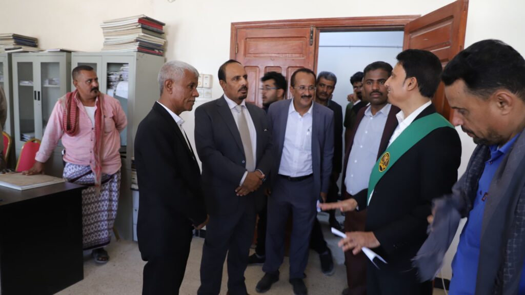 المحافظ بن ماضي يتفقد محكمة الشحر الابتدائية ويحضر اختتام ورشة العمل الخاصة بالمساءلة المجتمعية لتحسين مهام قسم الاصحاح البيئي بالشحر المحافظ بن ماضي يتفقد محكمة الشحر الابتدائية ويحضر اختتام ورشة العمل الخاصة بالمساءلة المجتمعية لتحسين مهام قسم الاصحاح البيئي بالشحر