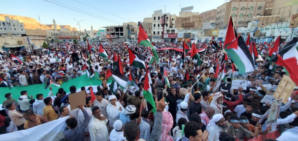 وادي حضرموت يشهد مهرجانا جماهيريا حاشدا تضامنا مع الشعب الفلسطيني "صور" وادي حضرموت يشهد مهرجانا جماهيريا حاشدا تضامنا مع الشعب الفلسطيني "صور"