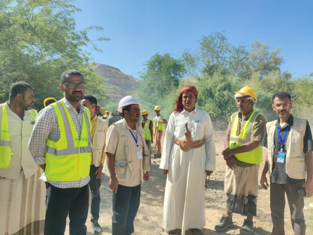 المدير العام السماحي يزور ويتفقد سير العمل في مشروع المساعدات الغذائية مقابل استعادة الأصول المدير العام السماحي يزور ويتفقد سير العمل في مشروع المساعدات الغذائية مقابل استعادة الأصول