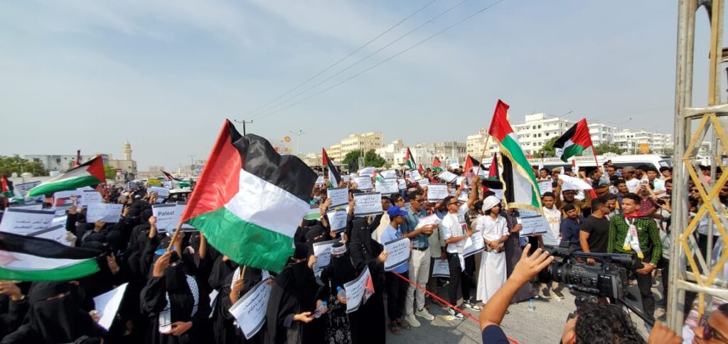 عاجل : شاهد بالصور .. وقفة تضامنية ينفذها الاتحاد العام لطلبة جامعة حضرموت نصرة لفلسطين عاجل : شاهد بالصور .. وقفة تضامنية ينفذها الاتحاد العام لطلبة جامعة حضرموت نصرة لفلسطين