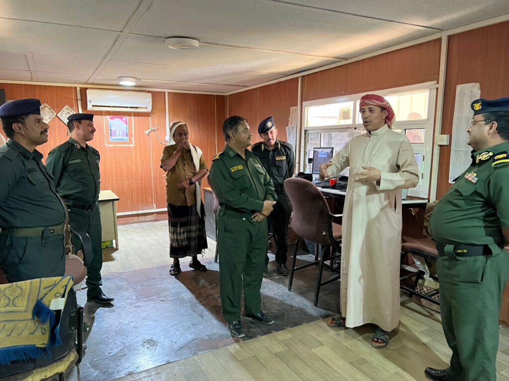 وكيل وزارة الداخلية العامري يطلع على سير العمل بجوازات ميناء الوديعة البري وكيل وزارة الداخلية العامري يطلع على سير العمل بجوازات ميناء الوديعة البري