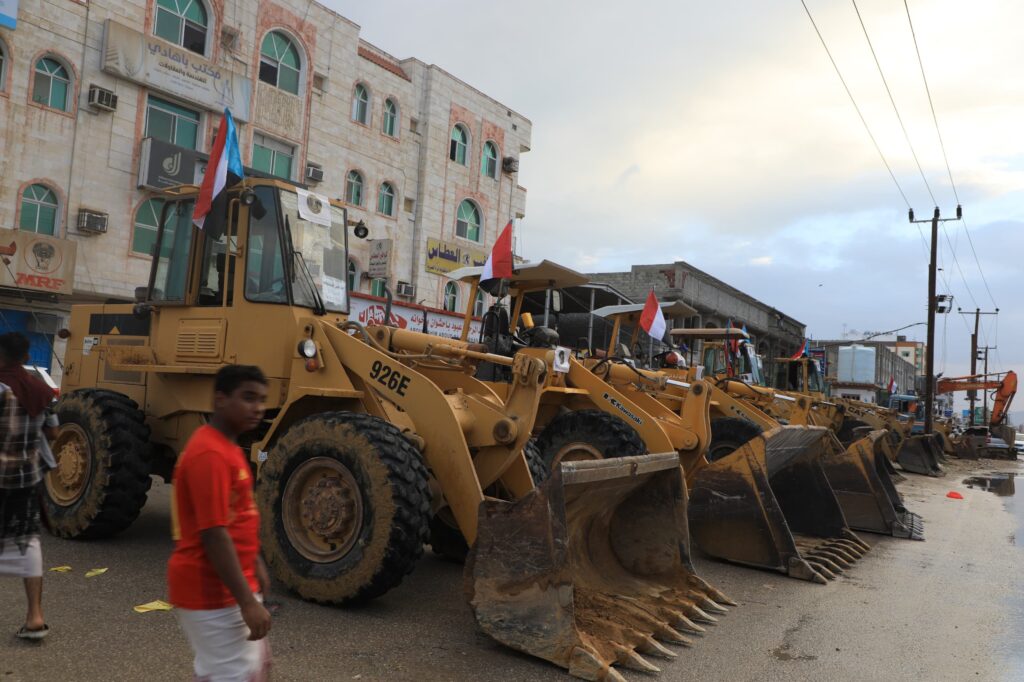 انتقالي حضرموت يوفر أكثر من عشرين غرافة وآلية استعدادا لمواجهة الحالة المدارية تيج انتقالي حضرموت يوفر أكثر من عشرين غرافة وآلية استعدادا لمواجهة الحالة المدارية تيج