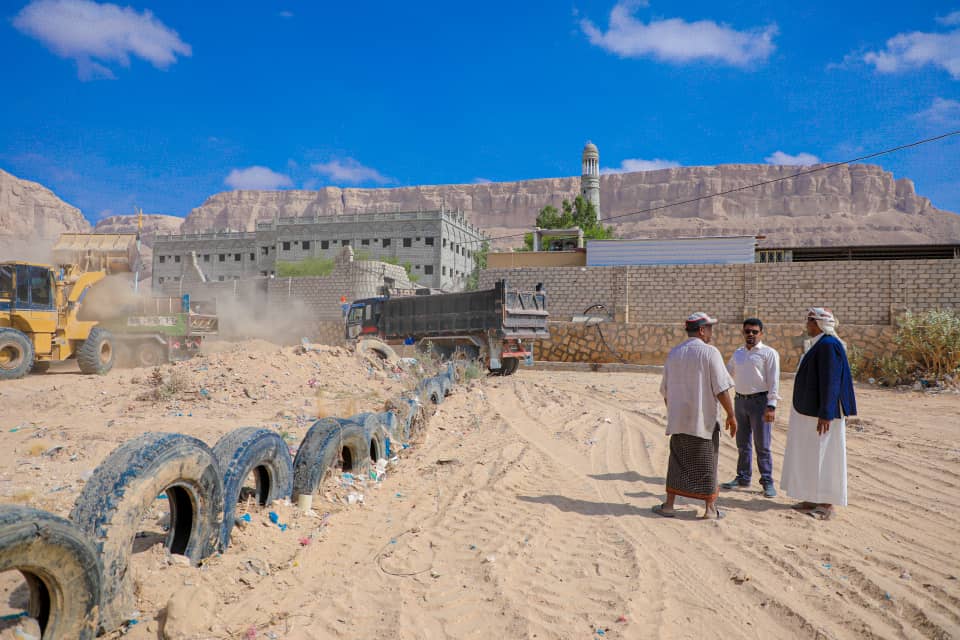 مدير عام مديرية تريم يتفقد الأعمال بفتح وتصفية مجاري السيول بمديرية تريم مدير عام مديرية تريم يتفقد الأعمال بفتح وتصفية مجاري السيول بمديرية تريم