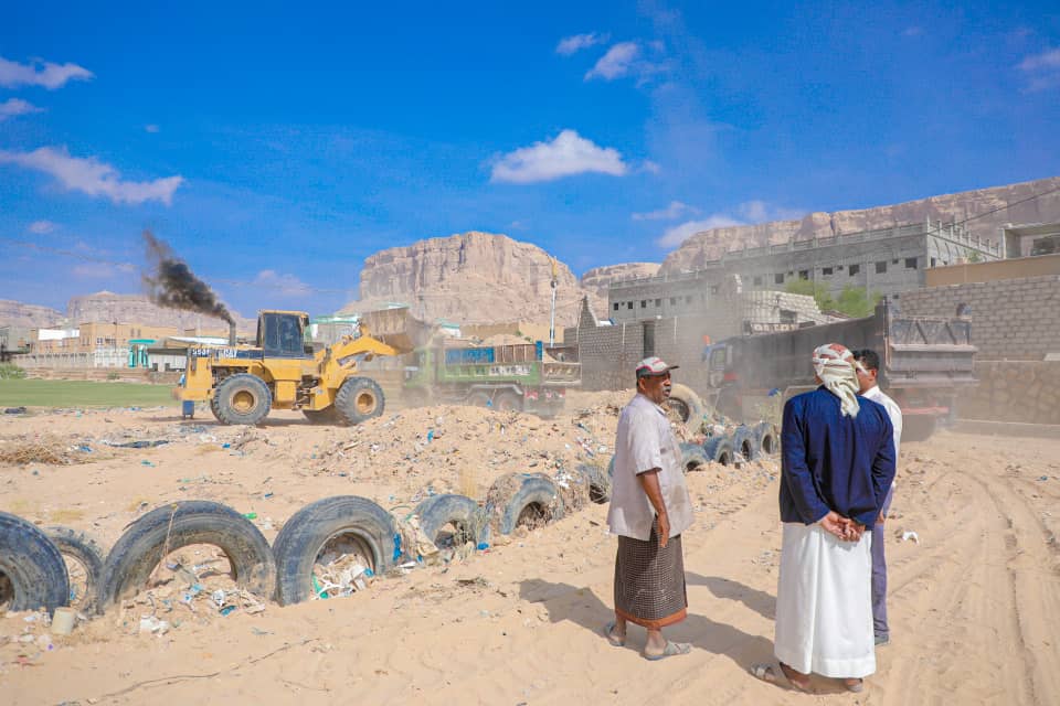 مدير عام مديرية تريم يتفقد الأعمال بفتح وتصفية مجاري السيول بمديرية تريم مدير عام مديرية تريم يتفقد الأعمال بفتح وتصفية مجاري السيول بمديرية تريم