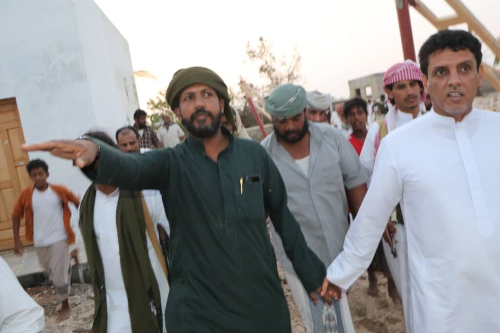 برفقة فرق طبية وإغاثية..الشيخ راجح باكريت يتفقد مناطق حصوين المتضررة برفقة فرق طبية وإغاثية..الشيخ راجح باكريت يتفقد مناطق حصوين المتضررة