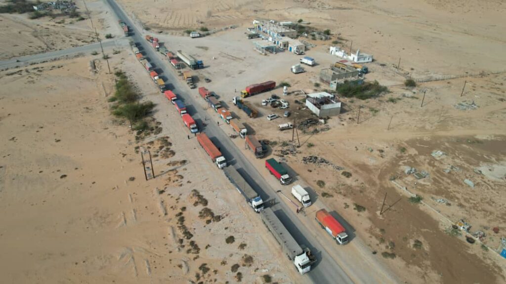 محافظ حضرموت يشهد بمدينة "حصوين" وصول قافلة الإغاثة بحضور قيادة السلطة المحلية بالمهرة محافظ حضرموت يشهد بمدينة "حصوين" وصول قافلة الإغاثة بحضور قيادة السلطة المحلية بالمهرة