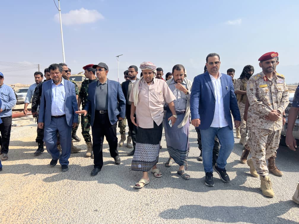 محافظ حضرموت يشهد بمدينة "حصوين" وصول قافلة الإغاثة بحضور قيادة السلطة المحلية بالمهرة محافظ حضرموت يشهد بمدينة "حصوين" وصول قافلة الإغاثة بحضور قيادة السلطة المحلية بالمهرة