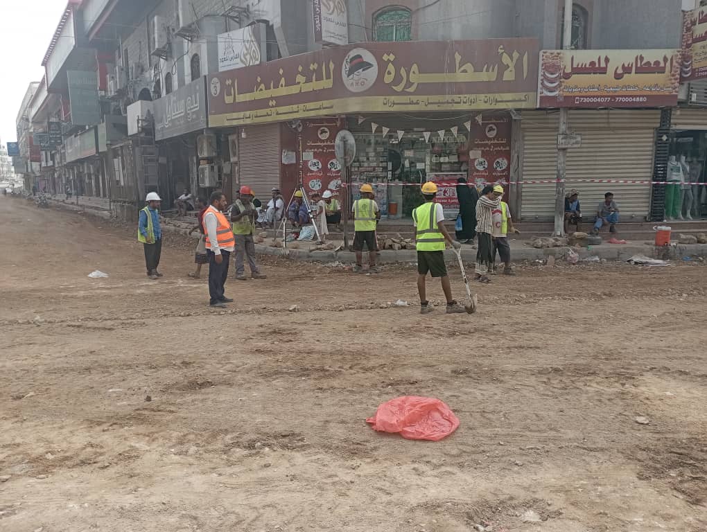 مؤسسة بن مالك للمقاولات العامة تسابق الزمن في صيانة وسفلت الشوارع الرئيسية والفرعية في حي العمال بالمكلا شرج باسالم "شاهد الصور" مؤسسة بن مالك للمقاولات العامة تسابق الزمن في صيانة وسفلت الشوارع الرئيسية والفرعية في حي العمال بالمكلا شرج باسالم "شاهد الصور"