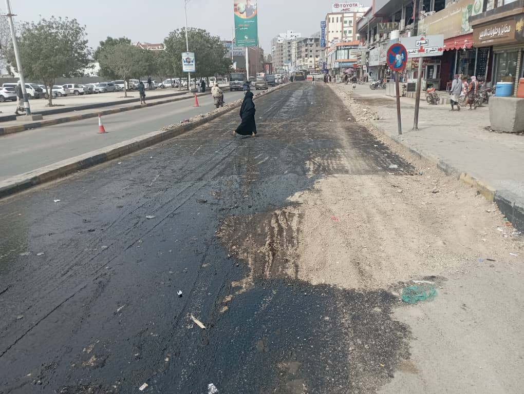 مؤسسة بن مالك للمقاولات العامة تسابق الزمن في صيانة وسفلت الشوارع الرئيسية والفرعية في حي العمال بالمكلا شرج باسالم "شاهد الصور" مؤسسة بن مالك للمقاولات العامة تسابق الزمن في صيانة وسفلت الشوارع الرئيسية والفرعية في حي العمال بالمكلا شرج باسالم "شاهد الصور"